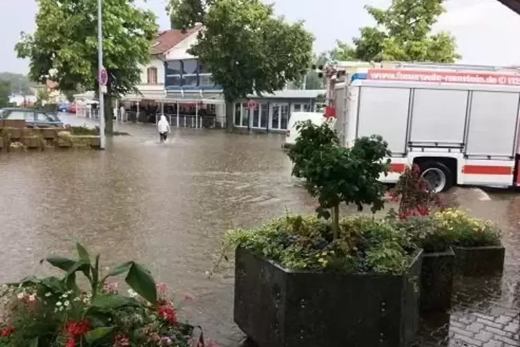 Der 9. Juni 2018 ist vielen in unguter Erinnerung: Unter anderem die Bahnhofstra&szlig;e in Ramstein und der Parkplatz vor dem Action-