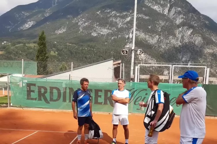 Tennisspiel mit Tiroler Alpen-Panorama: von links Thomas Radlbeck vom TC Landeck, Bernd Winkmann, Andreas Meinel und Michael Ser
