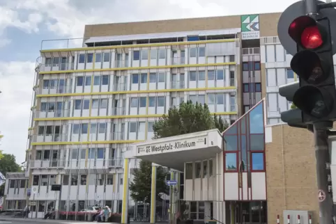 Bald könnte die Ampel für Besucher wieder auf Rot stehen: Den Corona-Fall in der Mitarbeiterschaft nimmt das Westpfalz-Klinikum 