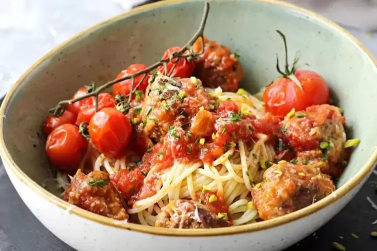 Pasta mit Meatballs in Tomatensoße