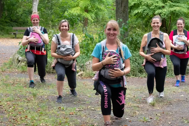 Kanga-Trainerin Annica Appel (Mitte) mit einem ihrer Kurse im Wald: Da ihre Tochter inzwischen mit sieben Jahren der Trage entwa