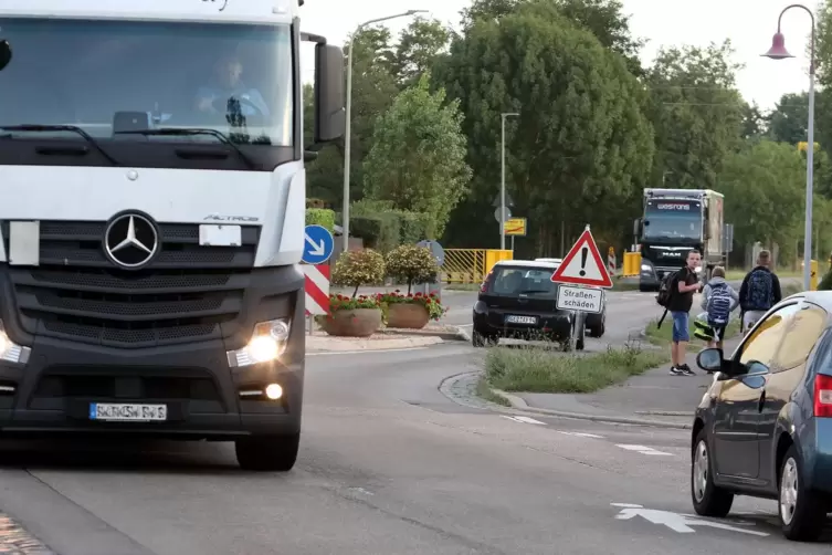 Die Querung der Durchgangsstra&szlig;e L542 ist wegen des hohen Verkehrsaufkommens nicht ungef&auml;hrlich.