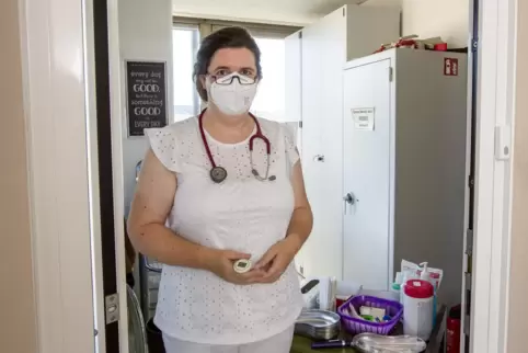 Weil ihre Praxis zwei Eingänge hat, kann die Allgemeinmedizinerin Regina Mayer-Berger ohne übermäßig großen Aufwand Patienten mi