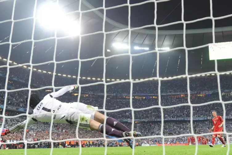Aus der Traum vom &bdquo;Titel dahoam&ldquo;: Bastian Schweinsteiger bringt seinen Elfer nicht an Suchergebnisse Petr Čech vorbei. 