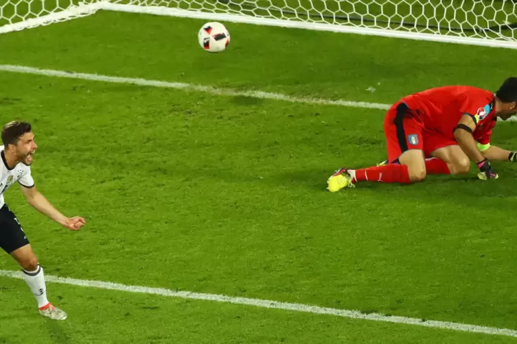 Freud und Leid sind beim Elfmeterschie&szlig;en so dicht beisammen: Jonas Hector jubelt nach seinem Treffer im EM-Viertelfinale 2016, 