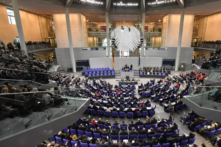 Derzeit haben 709 Abgeordnete im Bundestag einen Sitz. Bei der nächsten Wahl könnten es deutlich mehr werden.