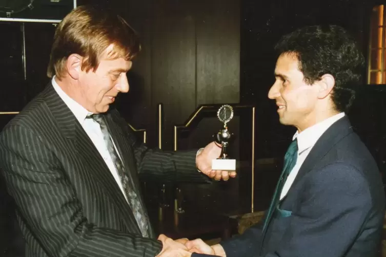 Norbert Thines ehrt Carlos Pinto.