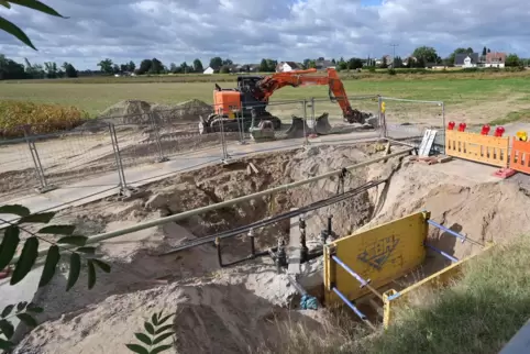 Arbeiten am Ortsrand von Dudenhofen: Südlich der B39 werden neue Gasleitungen verlegt.