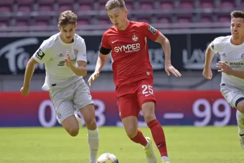 Umsichtig: FCK-Kapitän Carlo Sickinger (rotes Trikot) im letzten Drittligaspiel am 4. Juli gegen den FC Bayern II.
