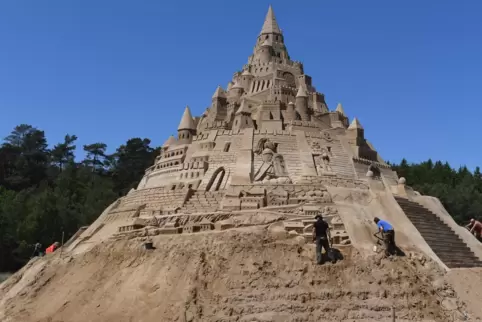 Im Guinness-Buch der Rekorde steht diese 17,66 Meter hohe und damit größte Sandburg der Welt. Künstler erschufen sie 2019 im Ost