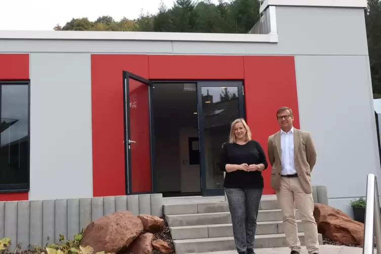 Heimleiterin Silvia Pietzker und IB-Regionalleiter Jörg Wünnenberg kümmern sich um das Jugendheim und seine Bewohner. In den Neu