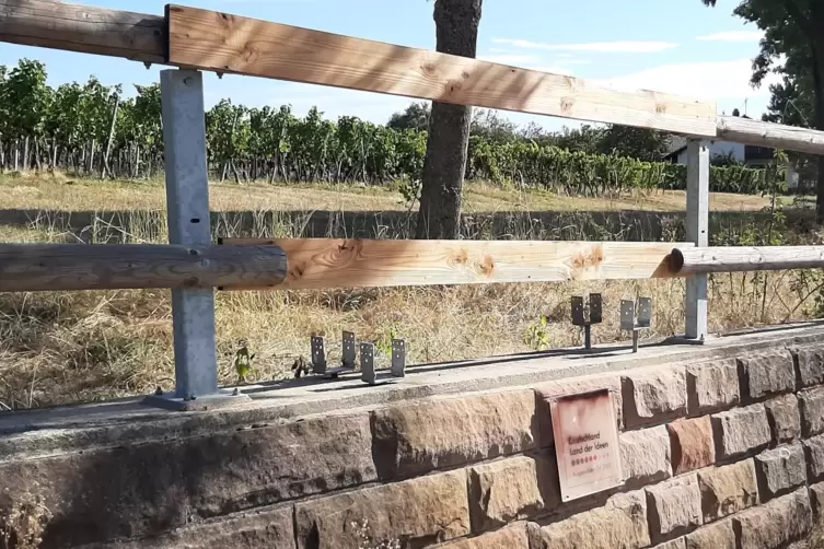 Nur die Tafel &bdquo;Ausgew&auml;hlter Ort im Land der Ideen&ldquo; von 2010 zeugt nach davon, dass am Ortsausgang von Maikammer einmal der unter