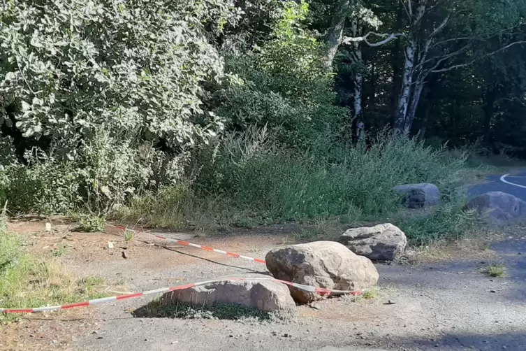 Die Steine waren am Parkplatz unterhalb des Kalmit-Gipfels abgelegt worden, damit Autofahrer die Zufahrt zum Stoppomaten nicht z