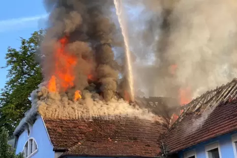 Nach dem Brand Anfang des Monats ist das ehemalige Hotel Martin immer noch einsturzgefährdet. 