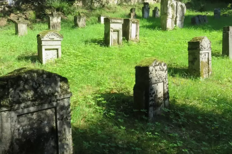 Bei der Friedhofsführung am Sonntag berichtet Peter Conrad über das Schicksal der Juden von Rodalben.