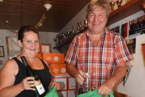 Julia Wagner, Übungsleiterin des TV Lindenberg, und Bürgermeister Reiner Koch packen „Kerwedudde“.