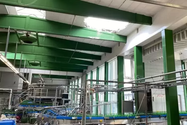 Durch den Druck der Explosion ist der Tank durch das Hallendach katapultiert worden. 