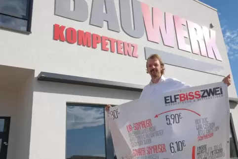Christian Dörr hat auf dem Flughafen im bisherigen Esszimmer das „Elfbisszwei“ mit Wurstbude eröffnet.