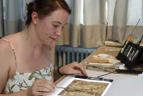 Mit Japanpapier und viel Geduld repariert Restauratorin Dorothea Müller diese Tintenzeichnung, die dem Maler Anton Mirou zugesch