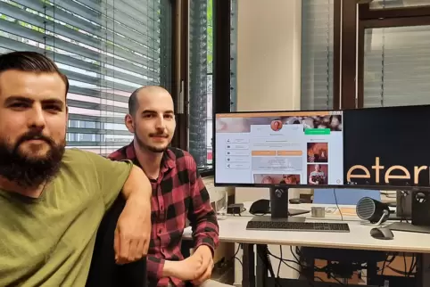 Henrik Bergmann (links) und Philip Pelgen haben ein Startup für das digitale Trauern im Internet gegründet. 