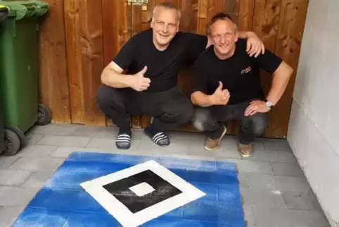 „Einmal HSV, immer HSV!“ Dieter Staab (rechts), hier mit seinem Freund Markus Schrank, bleibt seinem Verein auch in schweren Zei