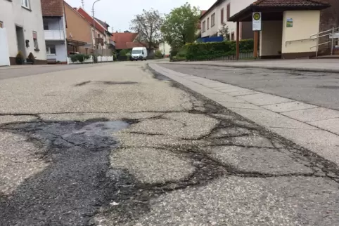 Die Reifenberger Hauptstraße – hier ein Foto vom Mai 2019 – wird ab 14. September saniert. 