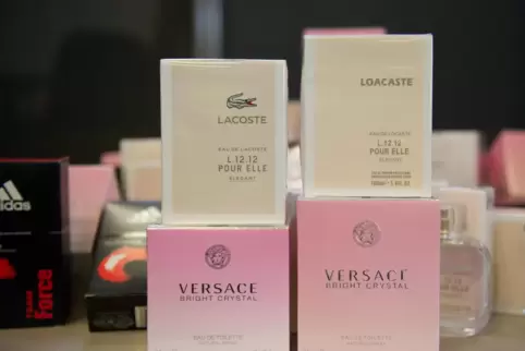 Original und Fälschung: Parfüm-Verpackungen von Lacoste und Versace . Links die echten Parfums, rechts die teilweise leicht zu e