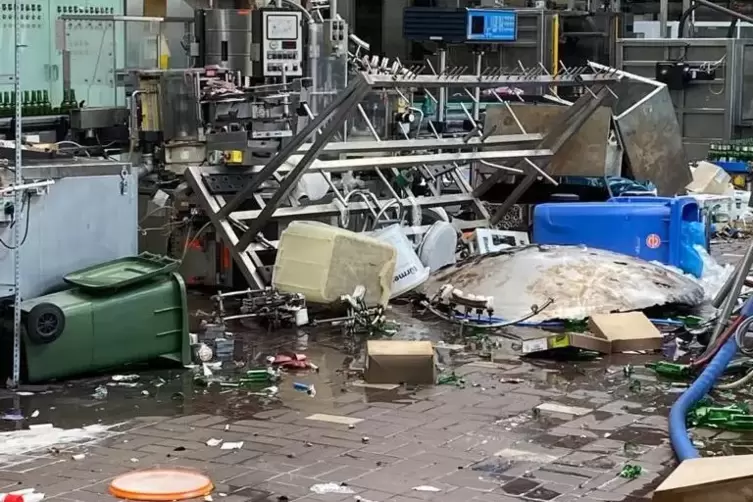 In der Halle herrscht Chaos. 