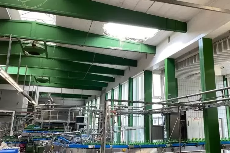 Der Tank hat das Betondach der Halle zerschlagen. 