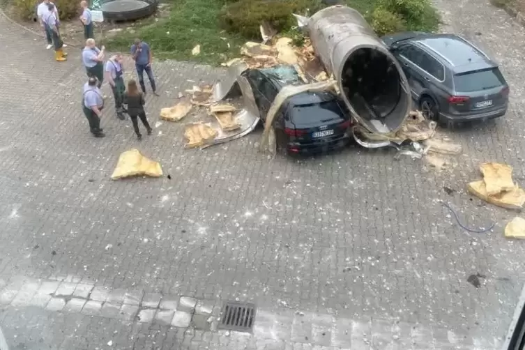 Blick aus dem Fenster der verw&uuml;steten Halle: Den Tank hat&rsquo;s weit weg getragen.