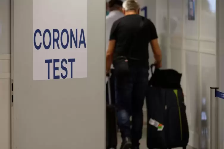 Reiserückkehrer gehen zum Corona-Testzentrum im Flughafen Düsseldorf. 