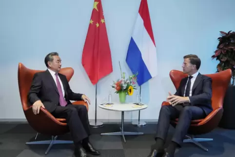 Am Mittwoch wurde Wang Yi (links) vom niederländischen Premierminister Mark Rutte empfangen.