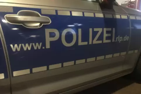 Die Fahrer verständigten sich laut Polizeibericht darauf, die Angelegenheit am Ortseingang von Contwig zu klären. Als der Merced