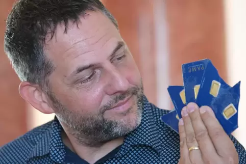 Straßenwärter Sascha Salzmann mit seinem Finderlohn.