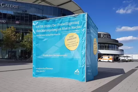Quadratisch blaue Werbung: „Wir schaffen was“- Würfel vor der Rhein-Galerie.