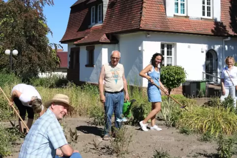 Beim Gärtnern im Park Isenburg wird hier ein Blumenbeet hergerichtet, von links: Stadtbürgermeister Peter Funck, Willi Alles, Me