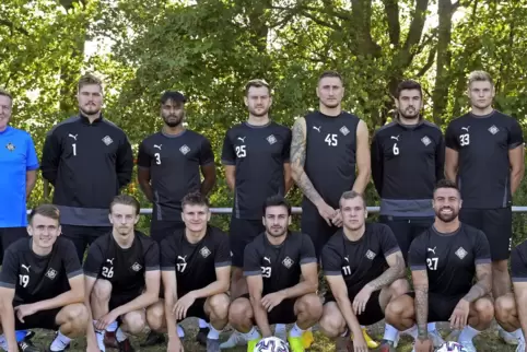 Die Neuen beim Oberligisten FC Arminia Ludwigshafen: Trainer Ralf Gimmy, Peter Klug, Anoosh Nadesmoorthy, Lukas Hartlieb, Fabian