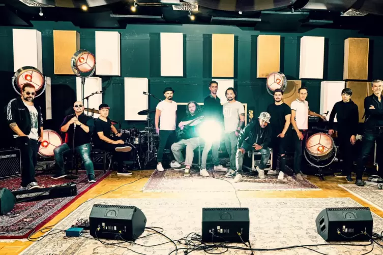Die 13 Musiker des multikulturellenKollektivs arbeiten an ihrem neuen Studioalbum. 