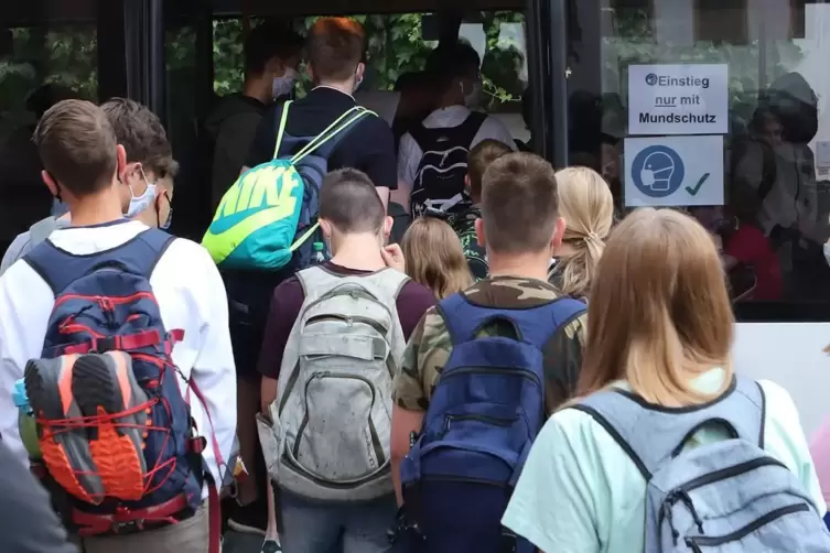 Das gewohnte Bild: Schüler drängen in den Bus.