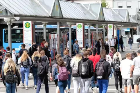 Morgens und mittags Dreh- und Angelpunkt im Schulverkehr: der Zentrale Omnibusbahnhof.