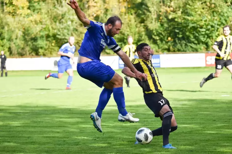 Dominik Heid (blau) in einem Spiel gegen Erlenbach. 