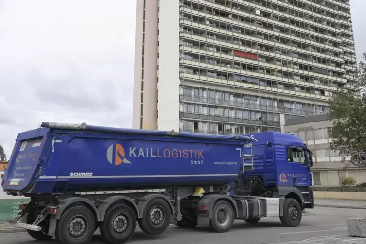 Lkw fahren aktuell die Schuttberge des Bauwerks 167 ab. Am 1. September beginnt der Abriss des n&auml;chsten Bauwerks. 