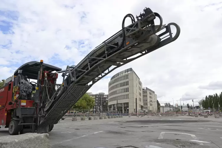 Mit solchen Maschinen wird der abgefr&auml;ste Asphalt von den Trassen bef&ouml;rdert.