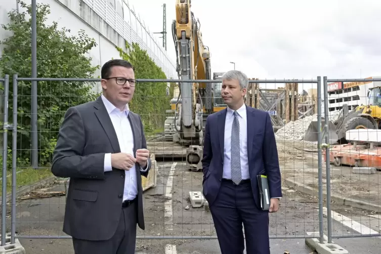 Bundestagsabgeordneter Torbj&ouml;rn Kartes (links) hatte Steffen Bilger zum Ortstermin an die Hochstra&szlig;enbaustelle gelotst. 