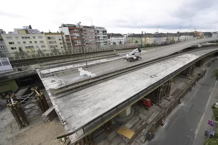 F&uuml;nf der zehn Bauwerke der Pilzhochstra&szlig;e sind bereits abgerissen.