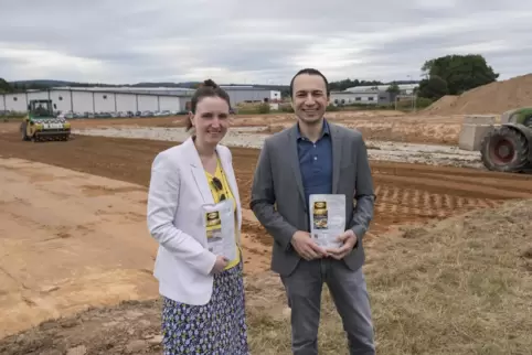  Monika und Samir Charrak bauen im Industriezentrum Westrich eine Produktionshalle für ihr Unternehmen Charrak Nutrition GmbH. 