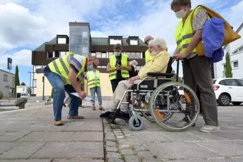 Hindernis: Auf dem Konrad-Adenauer-Platz bemängeln die Senioren die gepflasterten Mulden.