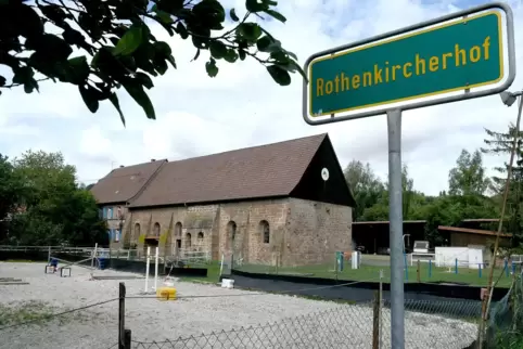 Auf dem Rothenkircherhof gibt es ein überregional bekanntes Reha- und Ausbildungszentrum für Pferde sowie eine Kleintierpraxis. 