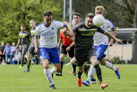 Packende Szene aus dem Kreispokalfinale 2019: Halit Osmani vom SV Alsenborn (links) im Duell mit Maurice Mages (TSG Trippstadt).