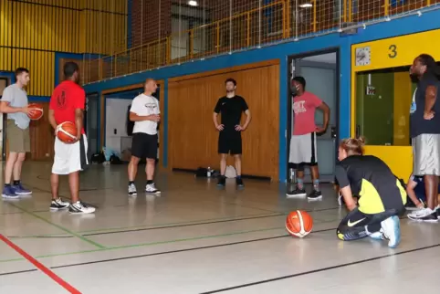 Training kurz vor 20 Uhr in der Donnersberghalle: Rockenhausens Basketball-Cracks mit ihrem Übungsleiter Berthold Manz (im weiße